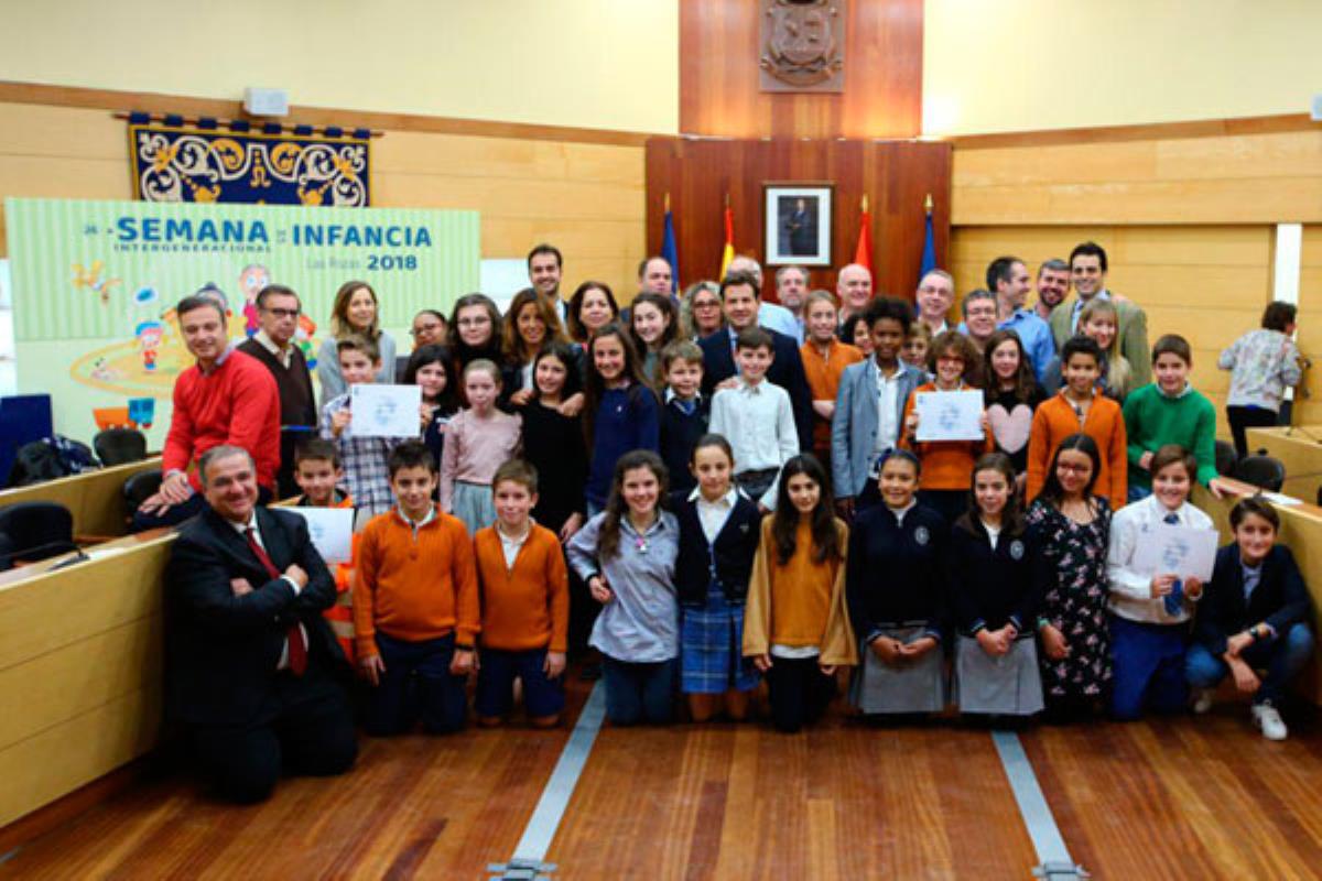 Los alumnos de ocho centros educativos del municipio han sustituido a los 25 concejales del Pleno